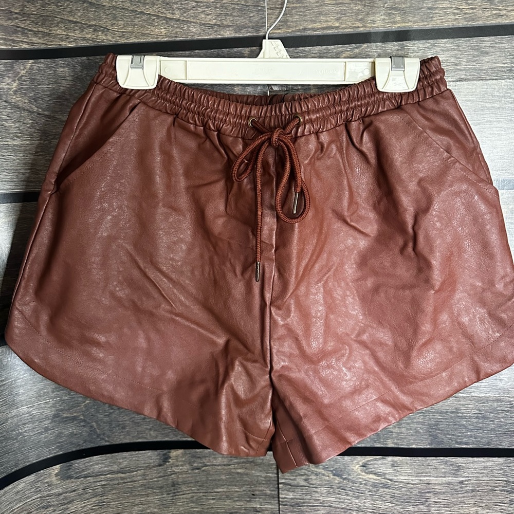 Mitto Shop Faux Leather Shorts